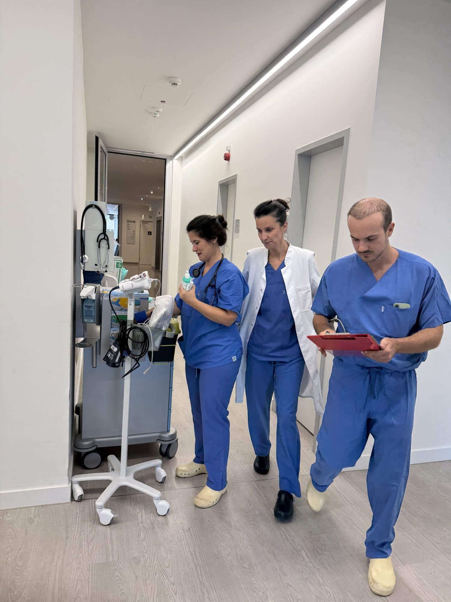 Bei den Dreharbeiten zu Valerie’s Story, einem Film im Auftrag von aiomics. Inszenierte Szene im Simulationszentrum.